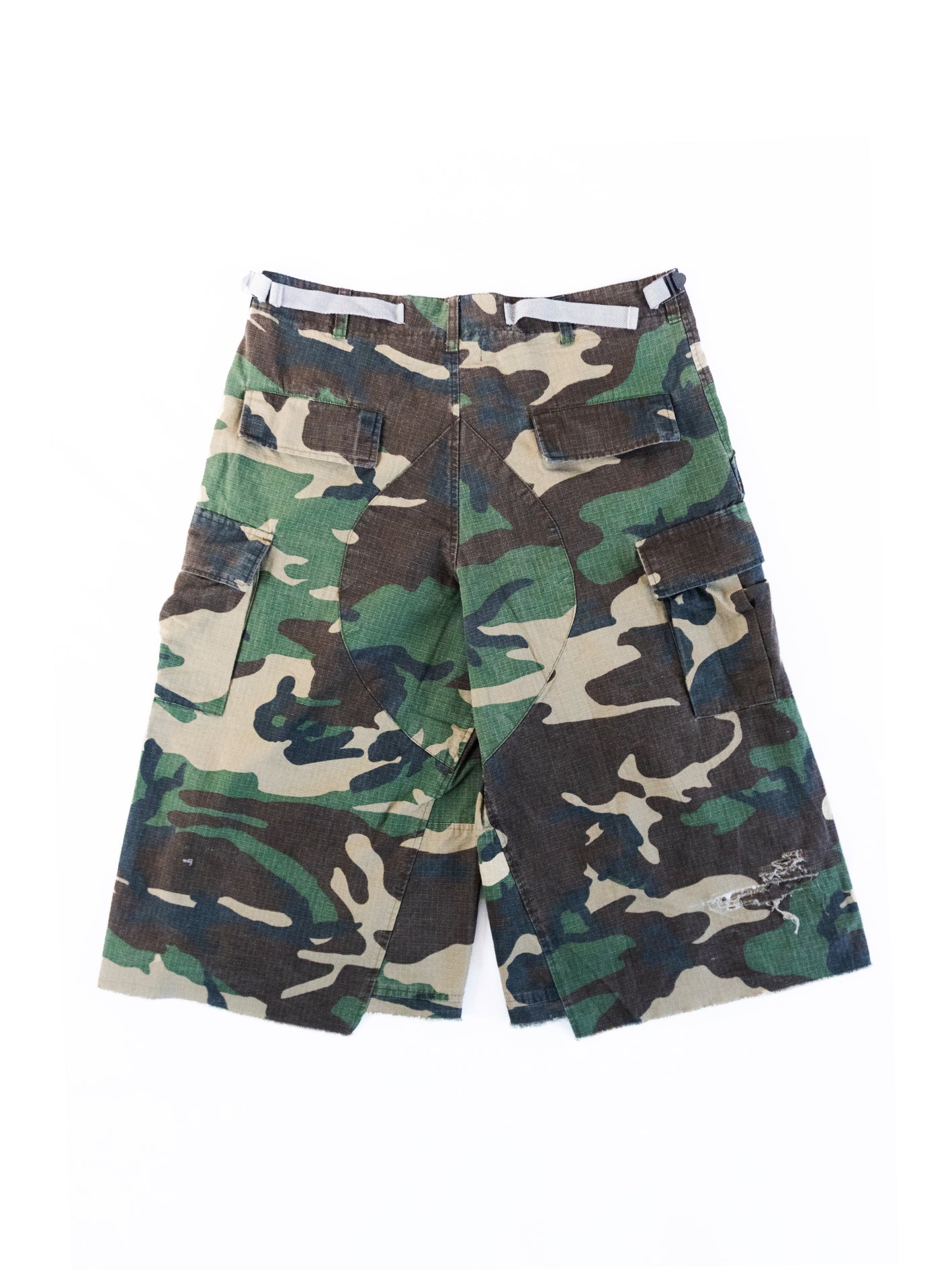 DISTRESSED CAMMO SHORTS